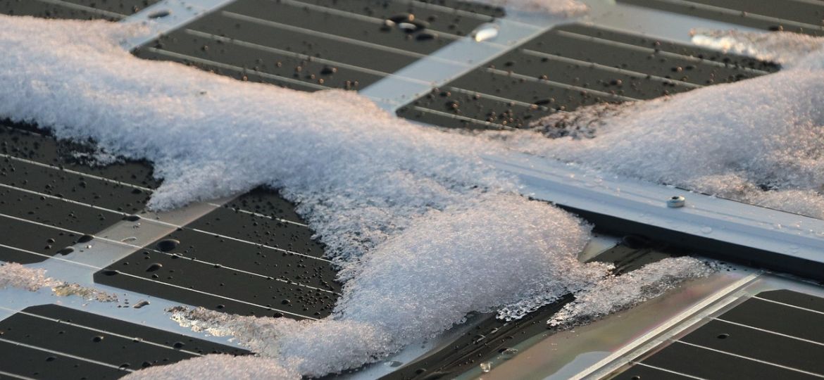 Celdas solares cubiertas de nieve de invierno
